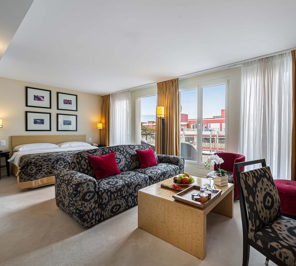 Dalle camere alla colazione, si tratta di armonia ed equilibrio. All'Hotel Jade, la colazione è un'occasione per iniziare bene la giornata.
Durante l'inverno, assapora la tua colazione in una stanza appartata con doppia esposizione con vista e accesso a un giardino zen.
Quando arriva la bella stagione, la colazione viene consumata nel giardino dell'hotel, sotto lo sguardo benevolo della statua del Buddha, addolciti dal mormorio degli alberi di bambù, dal dolce suono dell'acqua e dal profumo dei fiori.
Colazione a buffet servita dalle 6:30 alle 10:30 dal lunedì al venerdì
Prima colazione a buffet servita dalle 7:00 alle 11:00 nel fine settimana